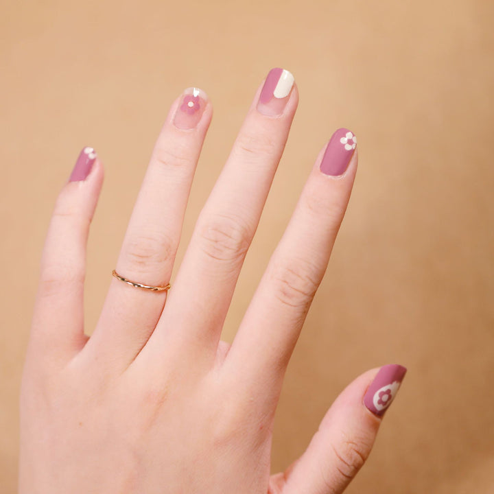Artificial nail design with heart motif Bowlift