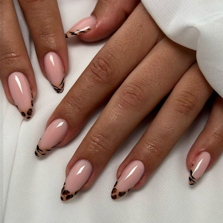 Nail art set with leopard pattern and glitter embellishments Bowlift