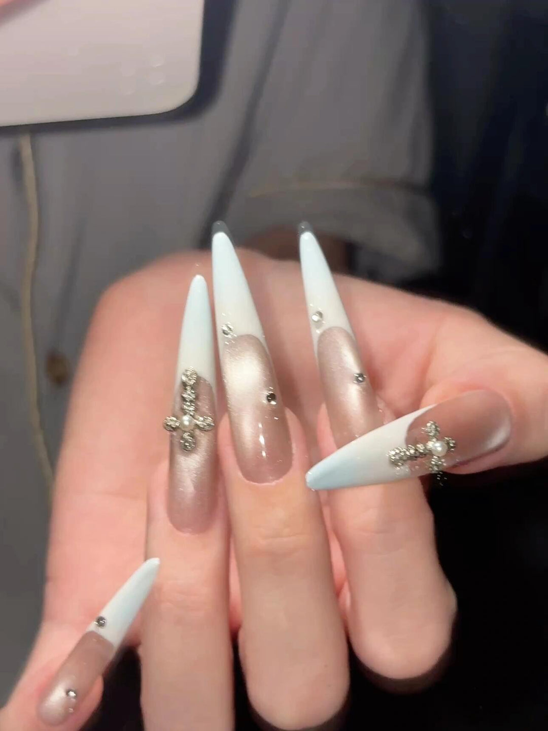 Artificial nails with luxurious sparkling rhinestone details Bowlift