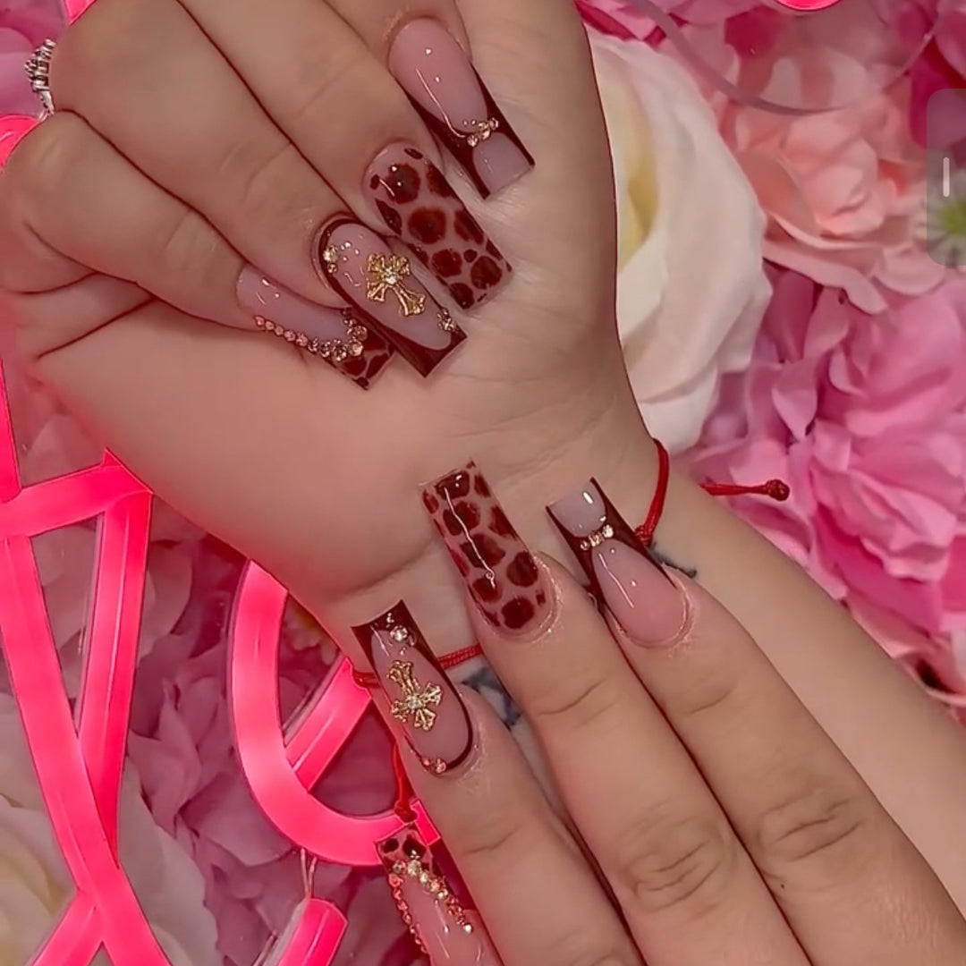 Nail art set with modern leopard patterns and sparkling accents Bowlift