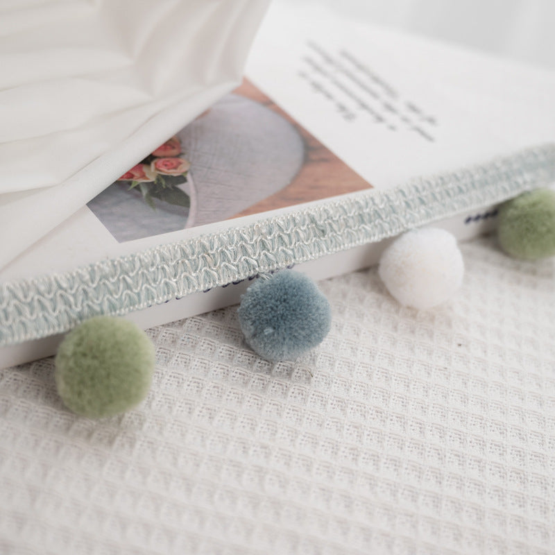 Decorative pom pom trim Bowlift