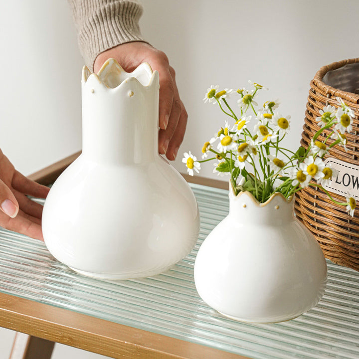 Elegant ceramic vase with wavy edge Bowlift