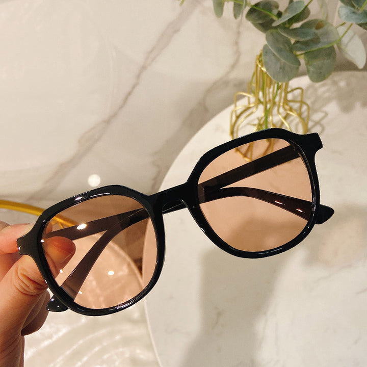 Fashionable Vintage Sunglasses with Wide Frame Bowlift