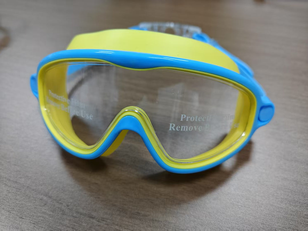 Swimming mask with adjustable comfort and clear field of vision Bowlift
