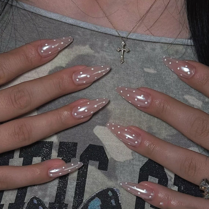 Elegant artificial nails with floral accents Bowlift