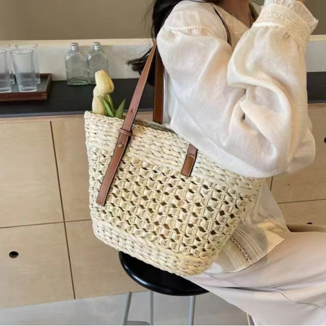 Handwoven Beach Bag in Modern Design Bowlift