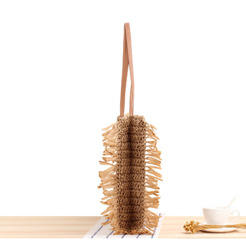 Beach bag with fringed design made of natural woven material Bowlift