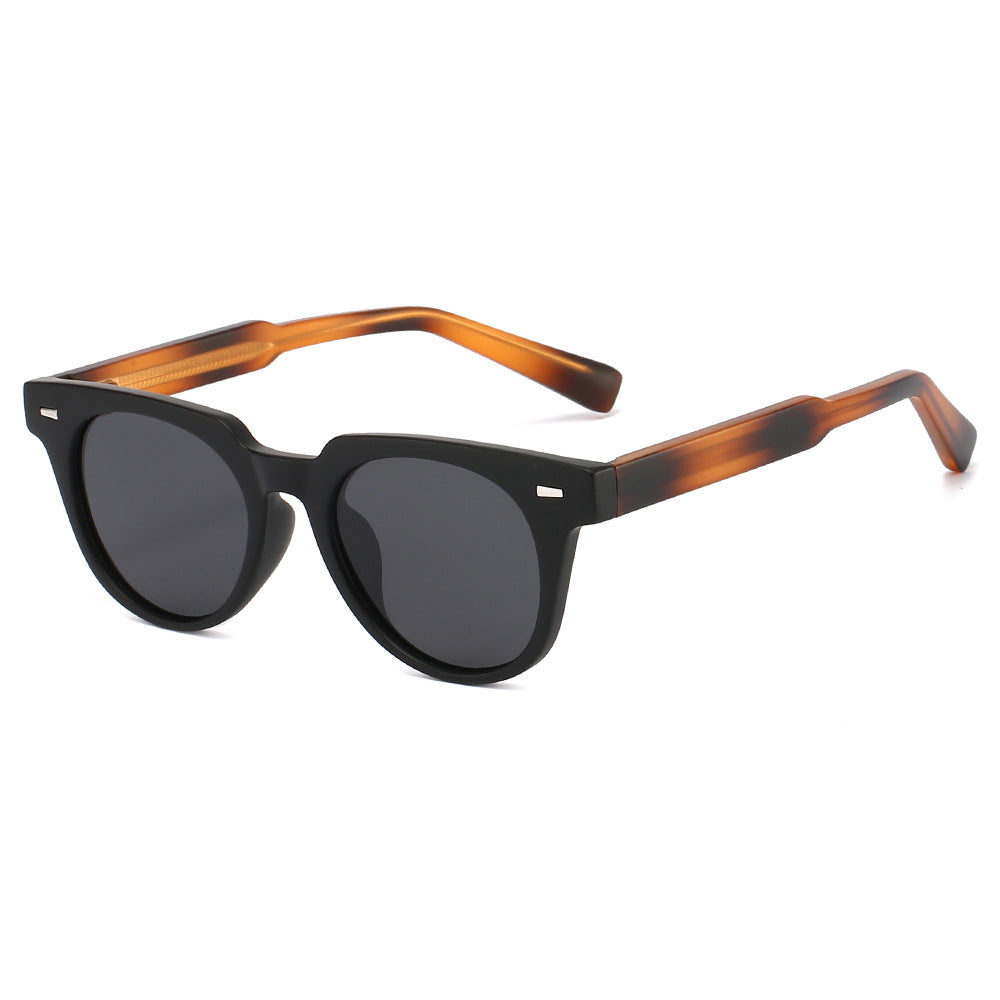 Ladies fashionable sunglasses in elegant retro design Bowlift