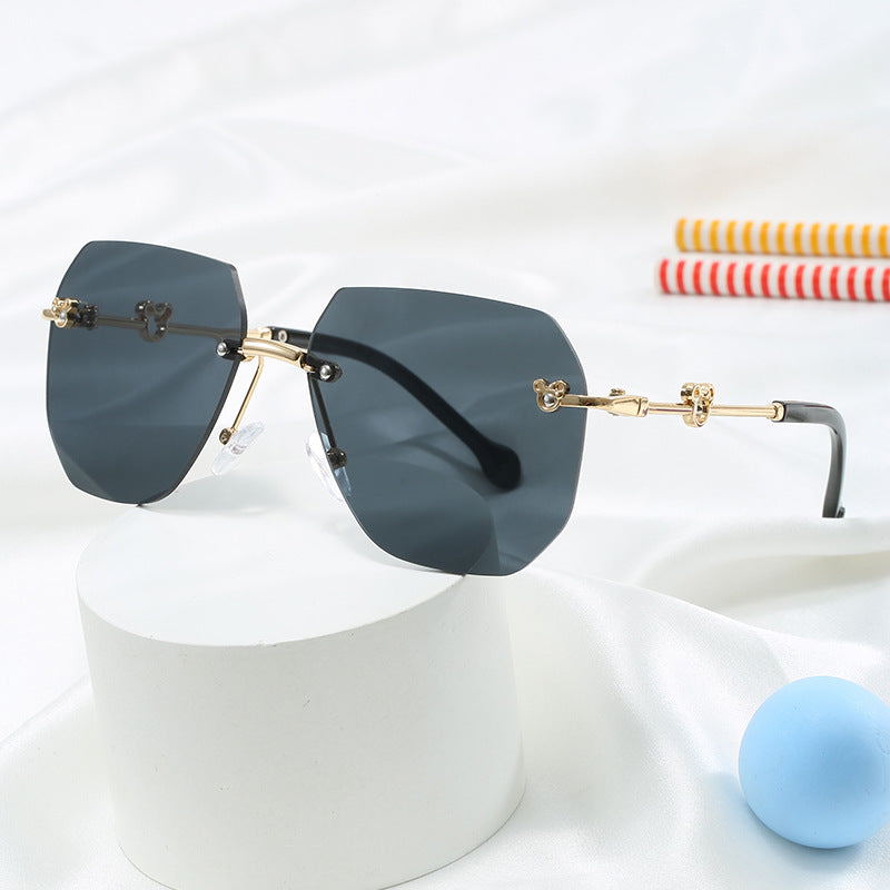 Ladies stylish oversized sunglasses with faceted frame Bowlift