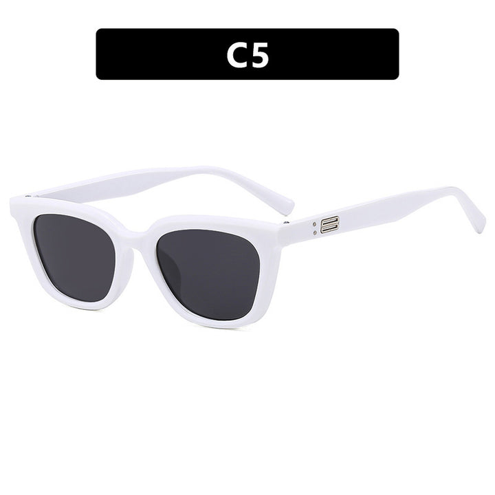 Ladies Cat-Eye Sunglasses with modern, slightly curved frame Bowlift