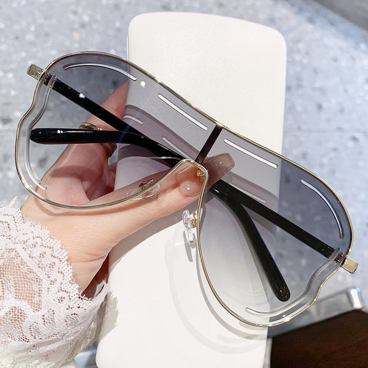Women's sunglasses in modern shield design Bowlift