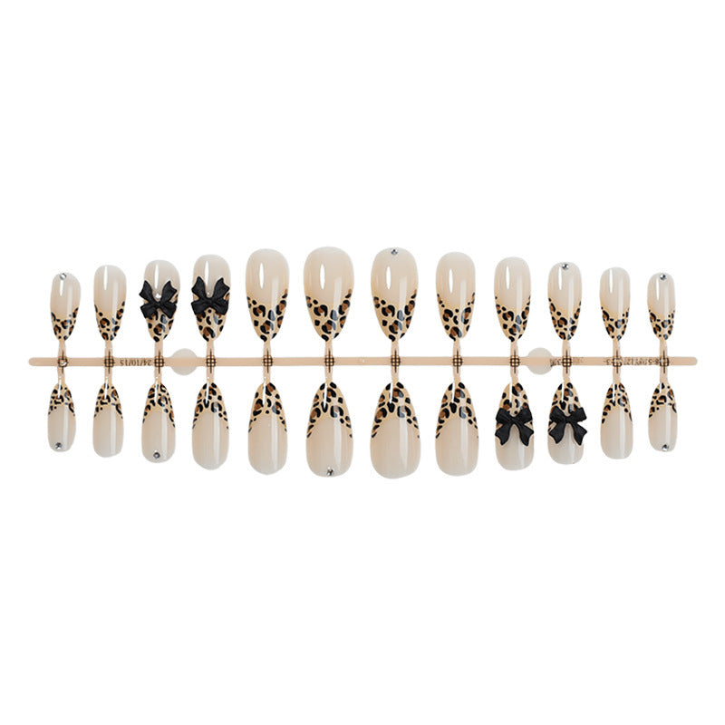 Nail art set with leopard pattern and glitter embellishments Bowlift