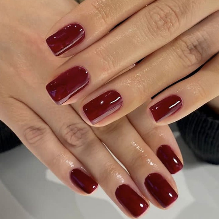 Artificial nail set with elegant, glossy finish Bowlift
