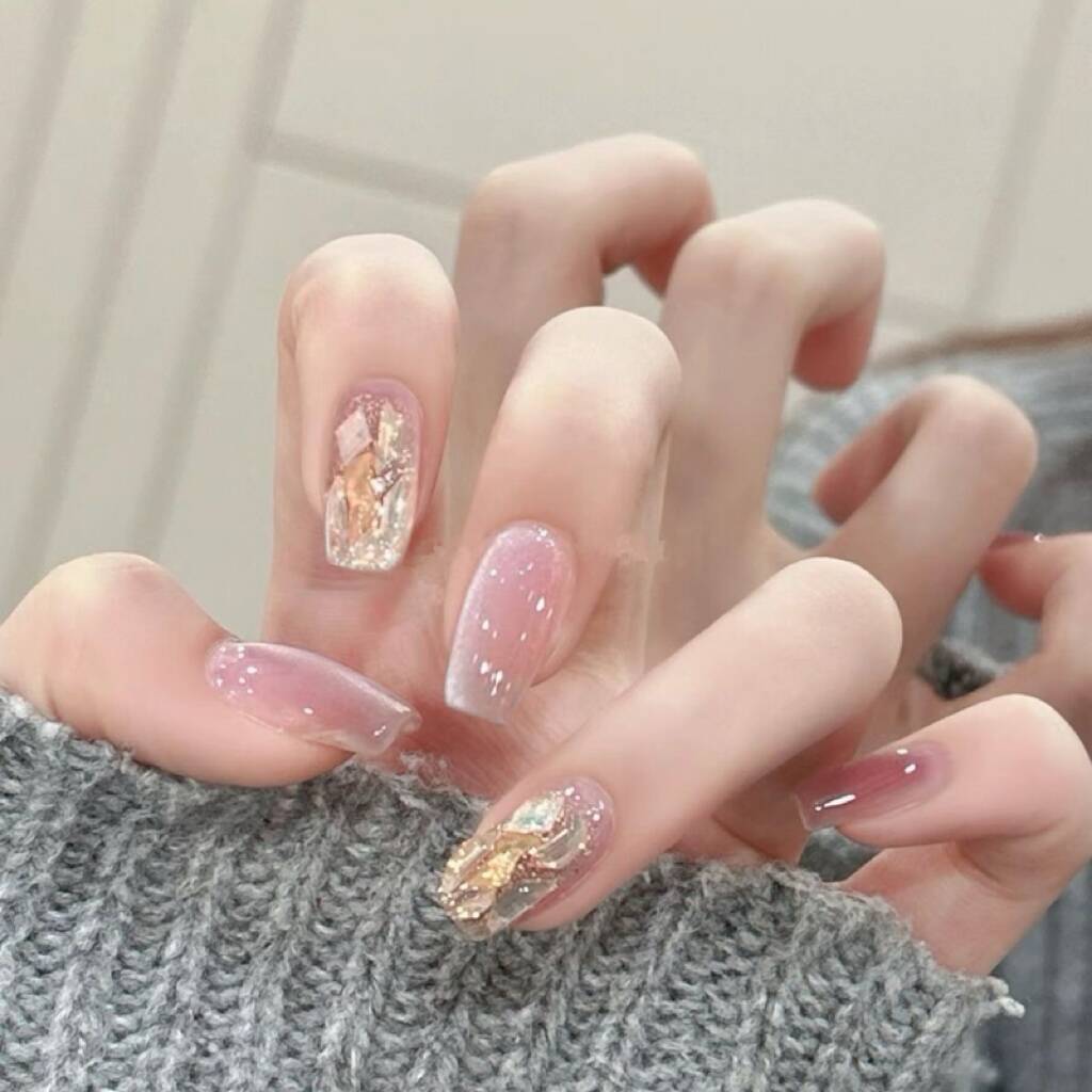 Artistic Floral-Embellished Press-On Nail Art Bowlift