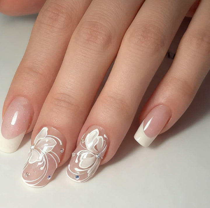 Artificial nails with floral embellishments and glitter details Bowlift