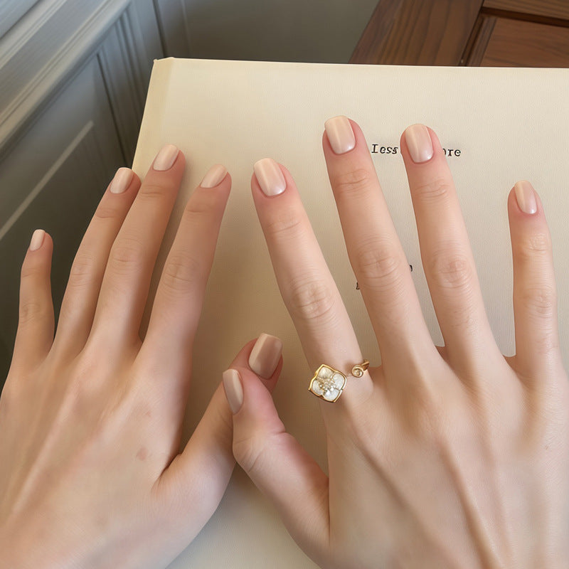 Elegant Natural Finish Press-On Nail Set Bowlift