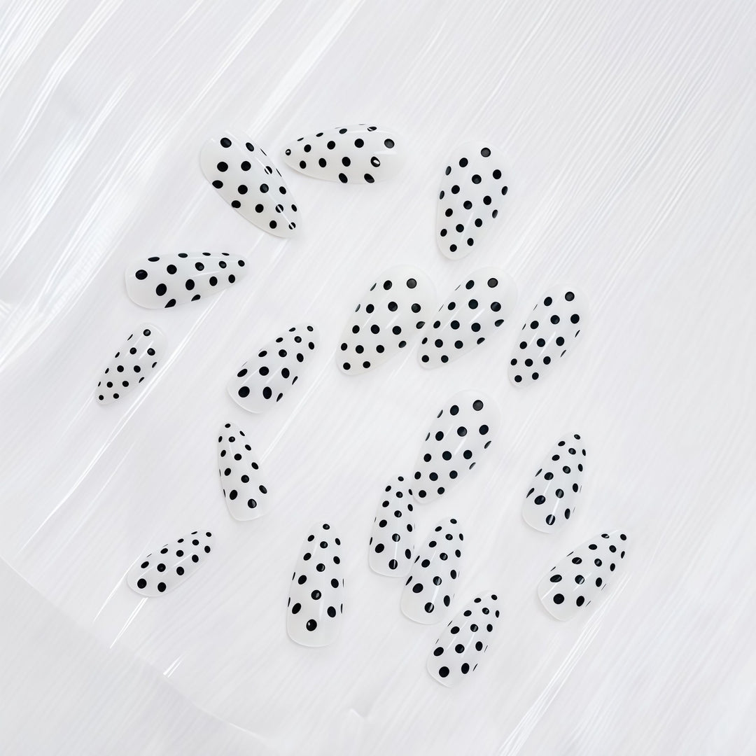 Artistic Polka Dot Design Press-On Nails Bowlift
