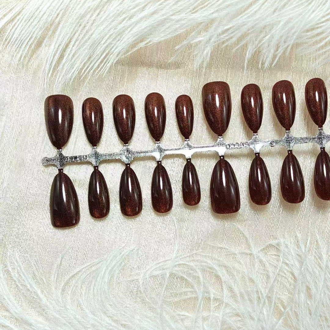 Artificial nails with shimmering shine Bowlift