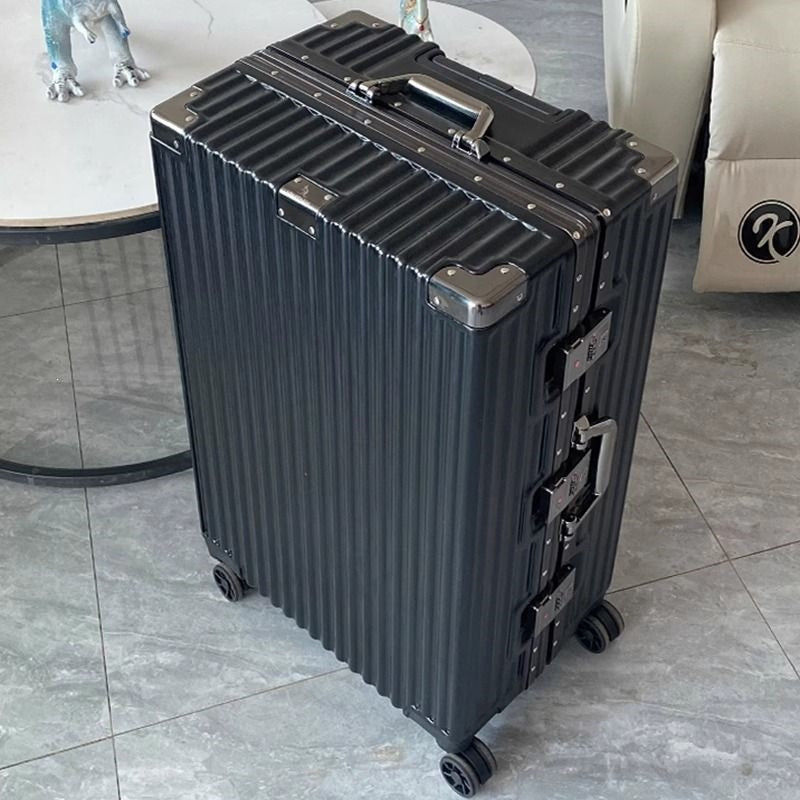 Hard-shell suitcase with integrated combination lock and silent wheels Bowlift