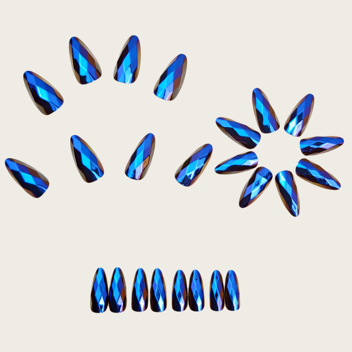 Artificial nails with faceted crystal design Bowlift