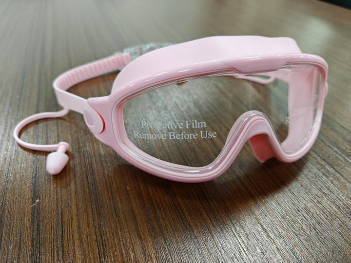 Diving mask with wide field of view and magnet holder Bowlift