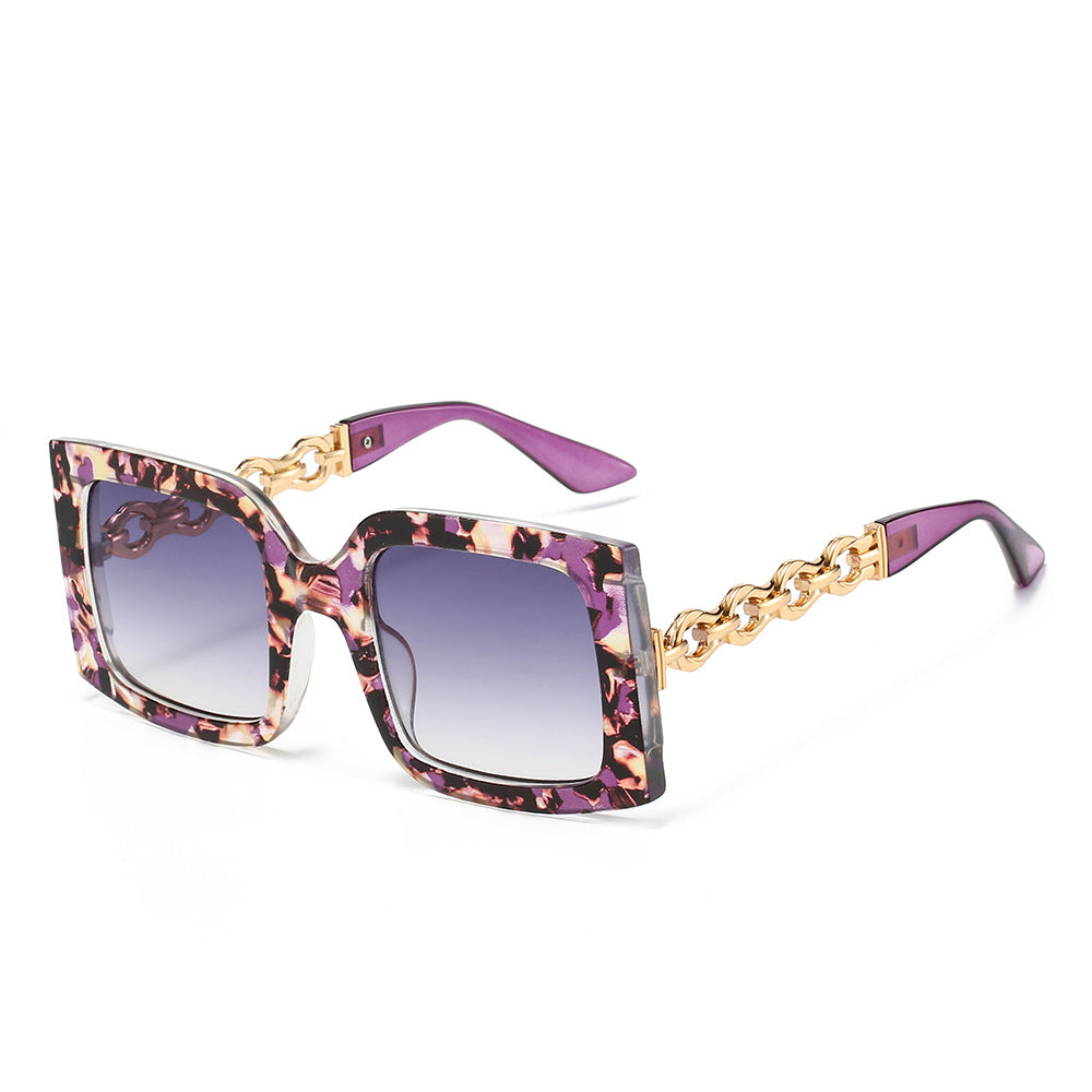 Ladies elegant sunglasses with luxurious chain details Bowlift