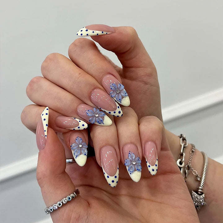 Artificial nails with delicate butterfly designs Bowlift