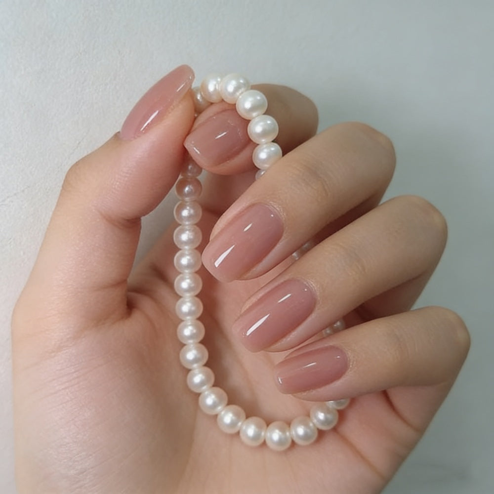 Artificial nails in elegant, natural style Bowlift