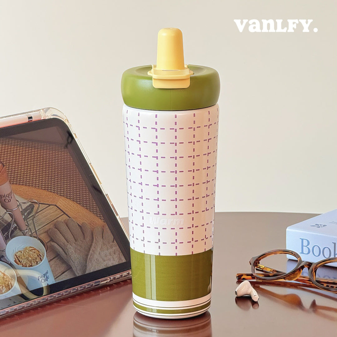 Women's insulated drinking bottle with innovative silicone cap and cheerful Bowlift motif