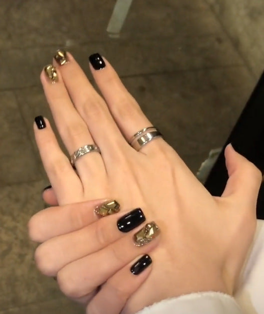 Artful nail art with luxurious glitter design Bowlift
