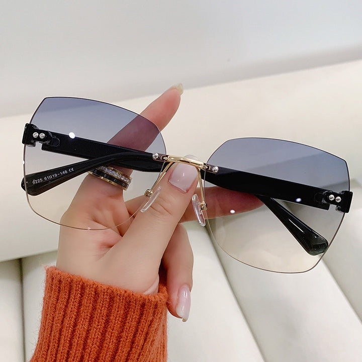 Women’s elegant sunglasses with innovative design Bowlift