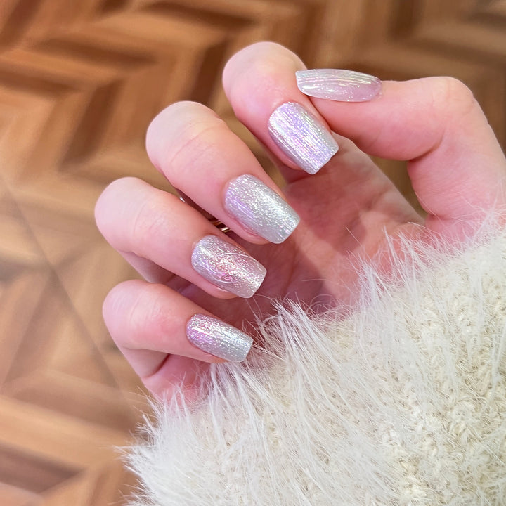 Artificial nail art in shimmering design Bowlift