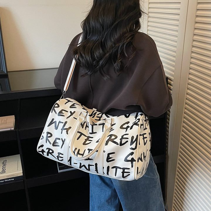 Sporty travel bag with innovative lettering Bowlift