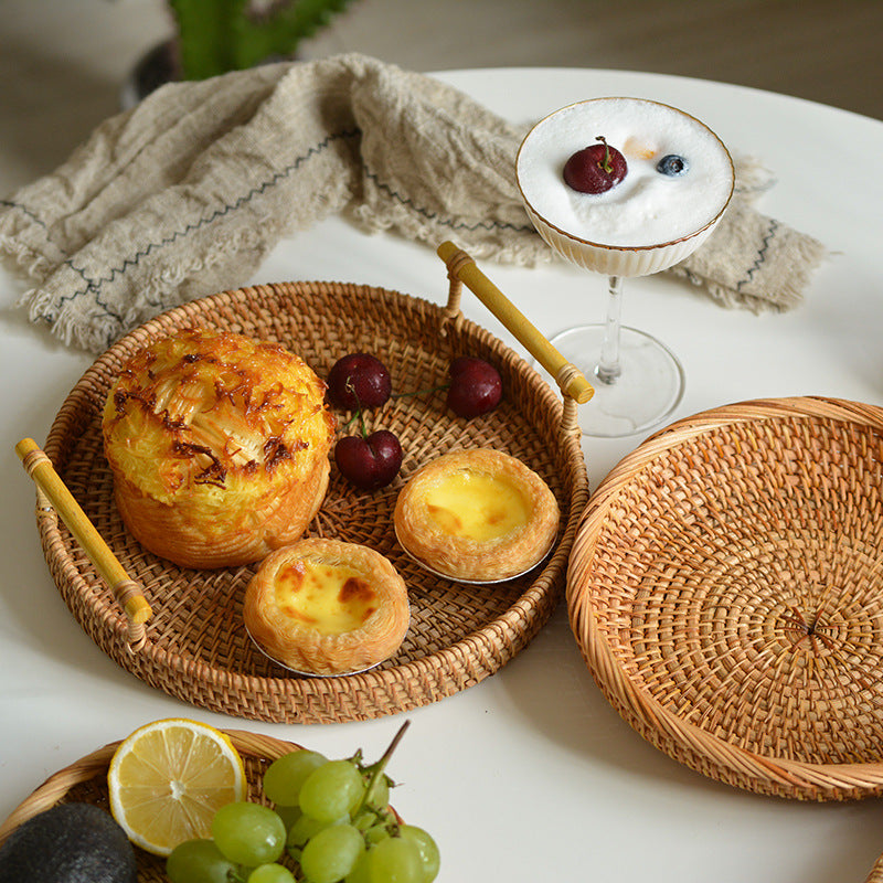 Round serving platter made of braided rattan Bowlift