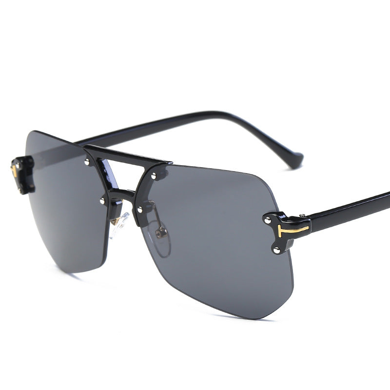 Ladies' Fashion Sunglasses in Futuristic Design Bowlift