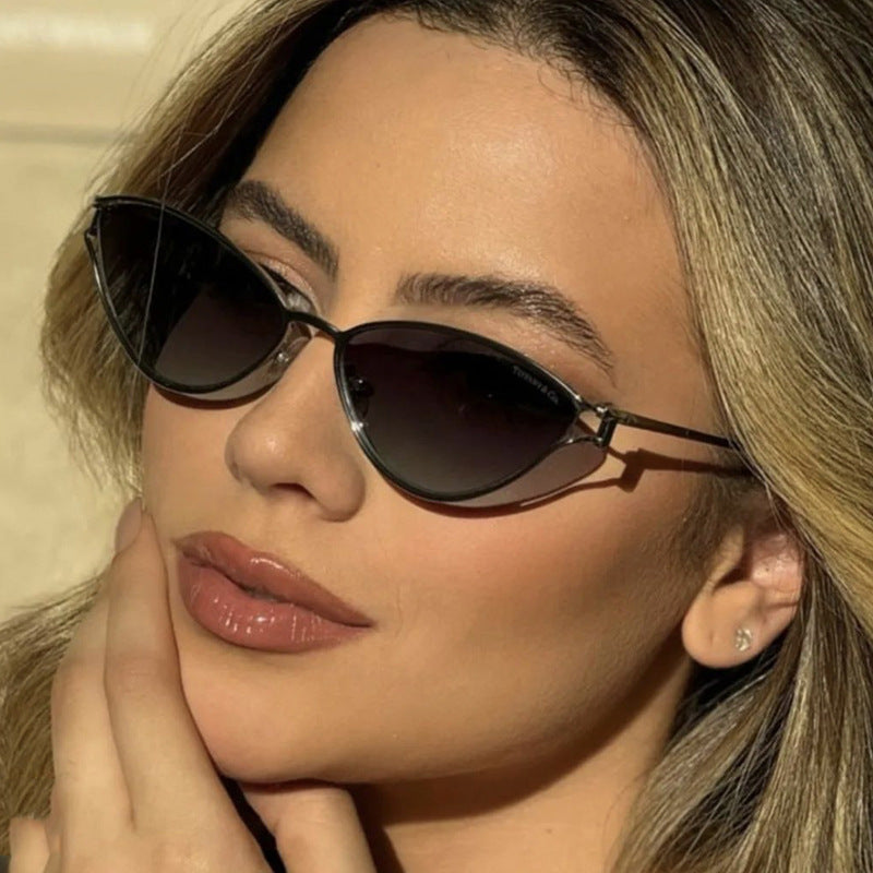 Ladies Cat-Eye Sunglasses in Elegant Gold Frame Bowlift