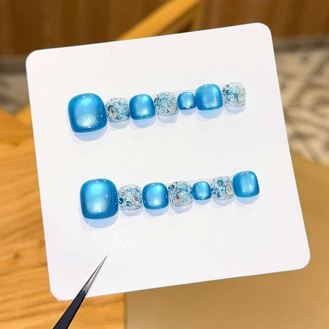 Sparkling artificial nails with glamorous design Bowlift