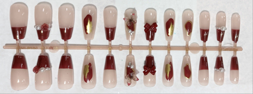 Glamorous nail art with pearls and glitter Bowlift