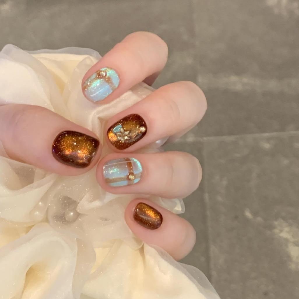 Artificial nail art tips with shimmer and glitter Bowlift