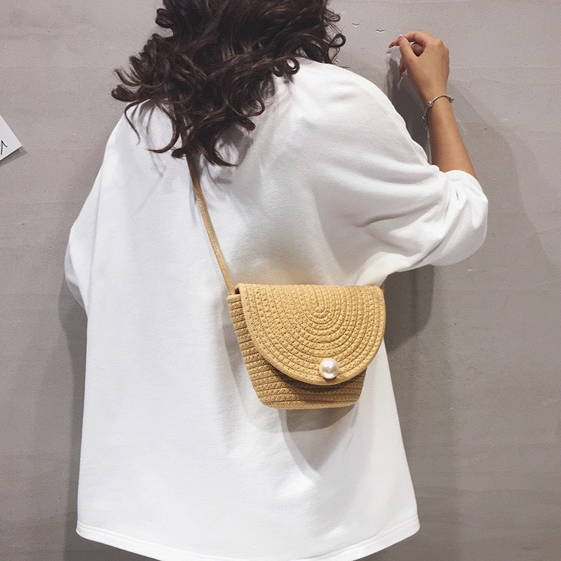 Ladies Stylish Clutch made of woven material Bowlift