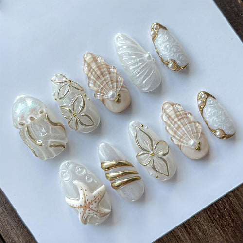 Artificial nail set with luxurious gold embellishments and elegant natural motifs Bowlift