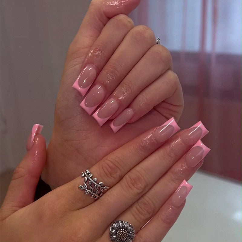 Artifical nail set with modern French tips and elegant accents Bowlift