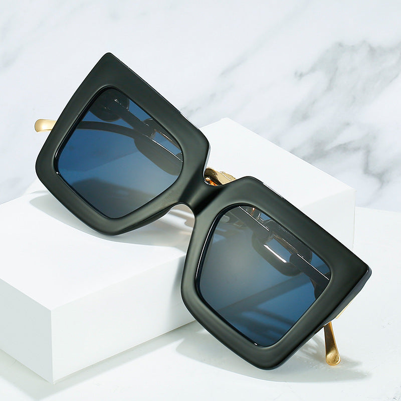 Women Cat-Eye Sunglasses with Luxurious Design and Chain Frame Bowlift