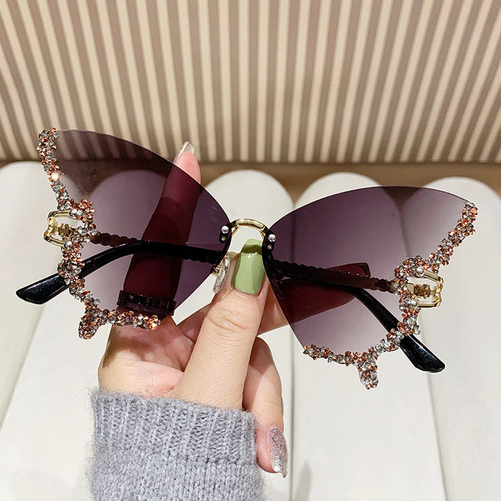 Ladies extravagant Cat-Eye sunglasses with dazzling rhinestone embellishments Bowlift