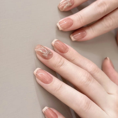 Artificial nail art with delicate floral design Bowlift