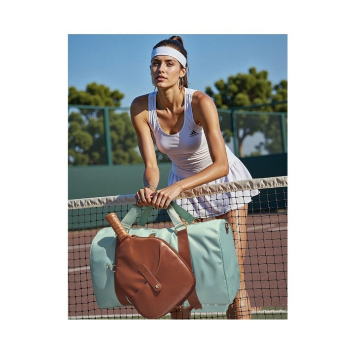 Elegant sports and travel bag with integrated accessory compartment Bowlift