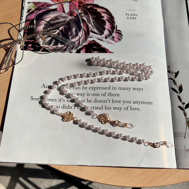 Elegant Pearl and Gold-Accented Eyewear Chain Bowlift