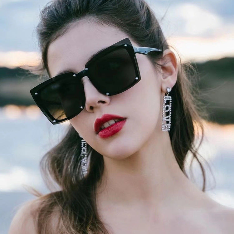 Women's statement sunglasses with stylish square frame and fashionable accents Bowlift