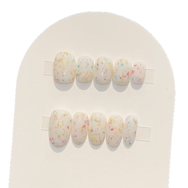 Artificial nails with cheerful sparkle design Bowlift