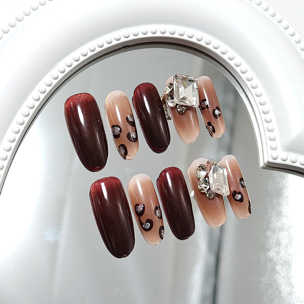 Artificial nails with luxurious glitter accents Bowlift